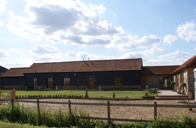 Grange d'orge avec lit superking antique. Spa gonflable sur demande.