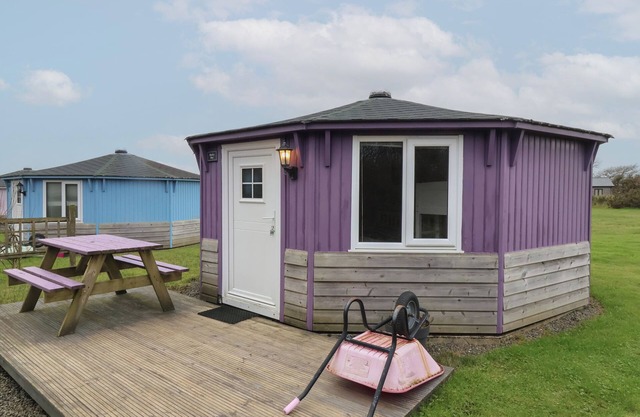 BARLEY BAY, pet friendly, with a garden in Hartland
