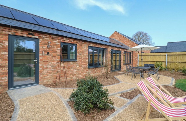 BARLEY COTTAGE, pet friendly, with a garden in Catworth