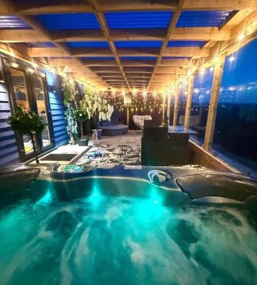 Barlosh Luxury Tpod PiperHill pool table, hot tub, 2 indoor outdoor terraces, BBQ, Firepit, lots of extras