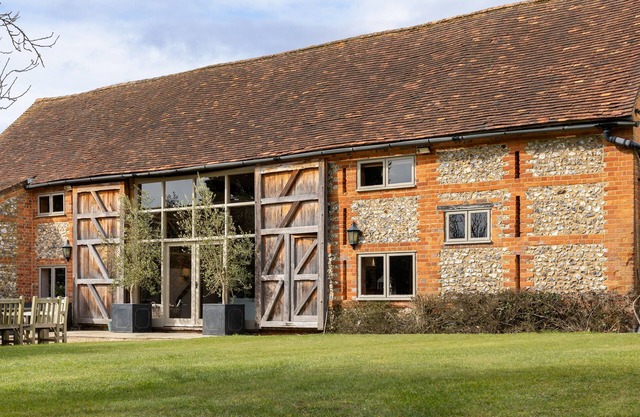 Conversion de la grange à 10 minutes de Henley-on-Thames. Court de tennis et piscine couverte.
