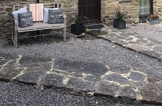 Conversion de grange avec poutres apparentes réparties sur 3 étages