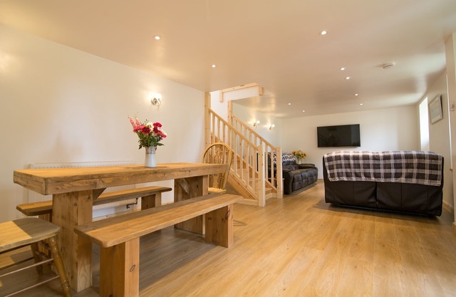 Barn Conversion. Spacious.10 Mins to Beach Sleeps 6. Free Parking. EV Charger
