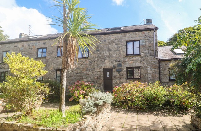 BARN COTTAGE, pet friendly, with pool in Penzance