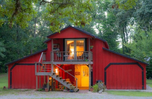 Barn Loft Suite avec bain à remous sous les chênes historiques à côté de l'étang privé