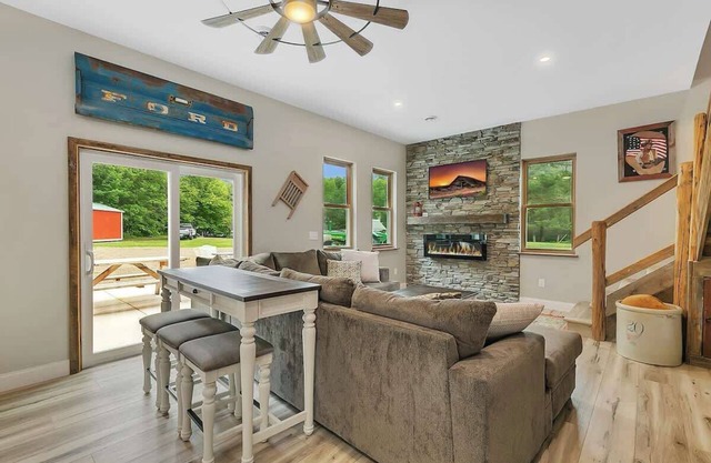 The Barn on Mille Lacs Lake-Sauna-Game Area-Massage chair-Pontoon rental