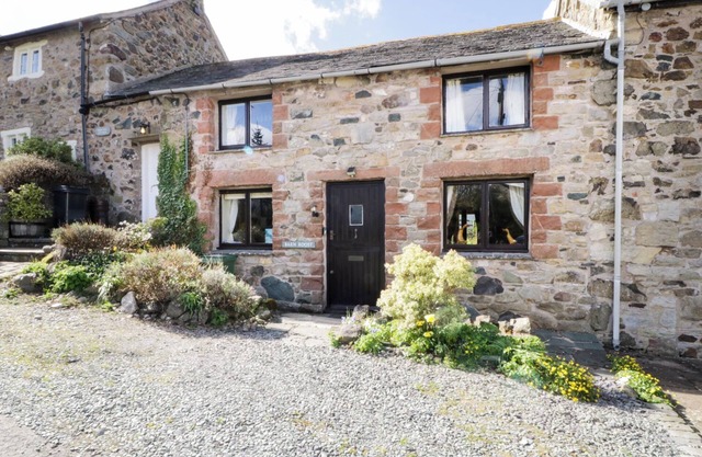 BARN ROOST, pet friendly, avec feu ouvert �� Ireby, Ref 972275