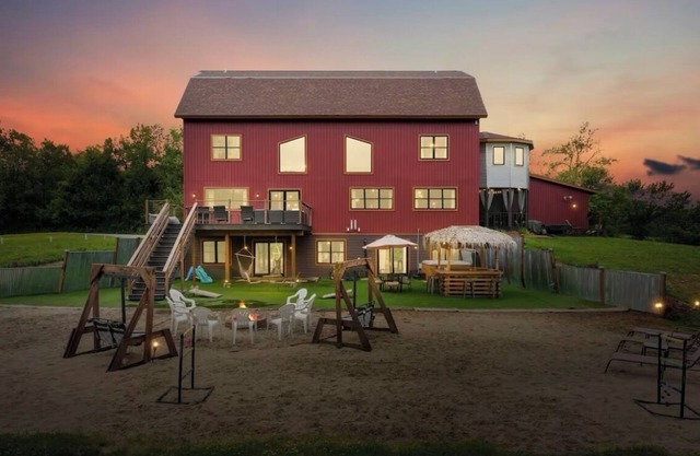 Barndo with a Beach! Golf Sim, Slide, HotTub/Sauna, Volleyball, Frolf, Sleeps 24