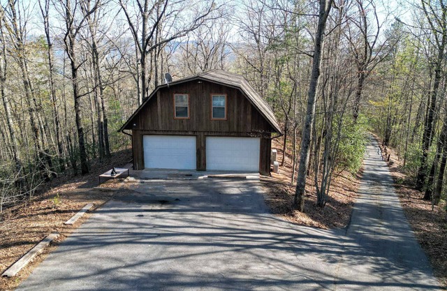 Smoky Mountain Barndominium- 58 Acres- 2 King Beds, Full Kitchen, Games & Nature