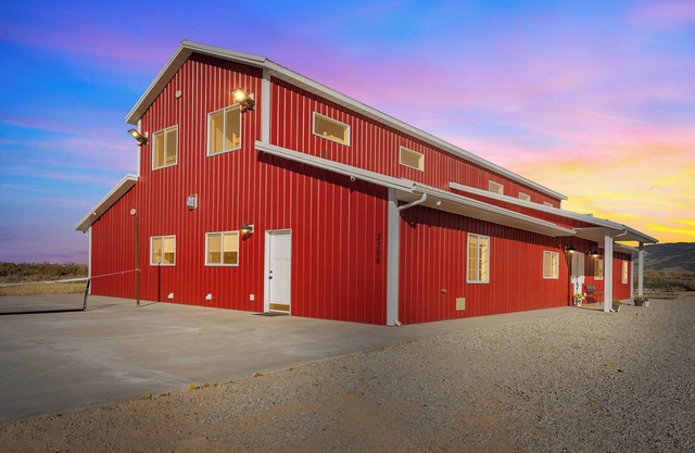 Spacious 9 Bedroom 10.5 Bath Barndominium, Sleeps 30+, Pickleball, Kayaks, Fun!