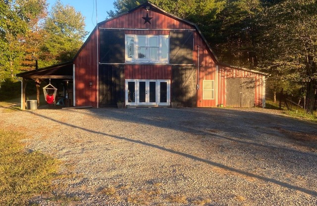 Barndominium in Murphy NC--pet friendly, many activities on property and nearby.