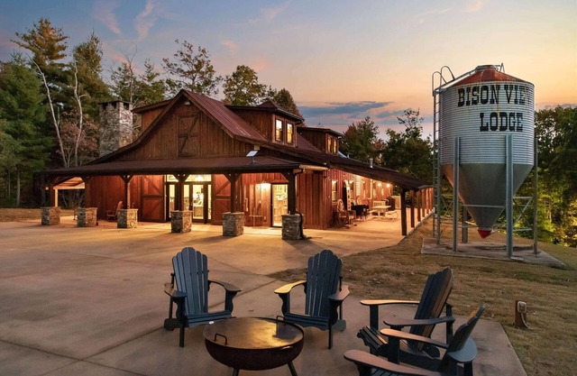 Barndominium near Helen with Tiki Bar & Arcade