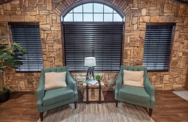 Barnwood Beauty: Sleeps up to 30 Guests!