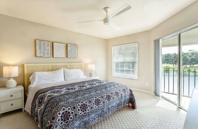 Barolo: Cozy 2-BR Condo with Lake & Golf Views. Enjoy the Tranquil Setting in North Naples with Community Pool, Spa, and Biking Paths. Close to Vineyards Country Club, Shopping, Dining and Beaches!