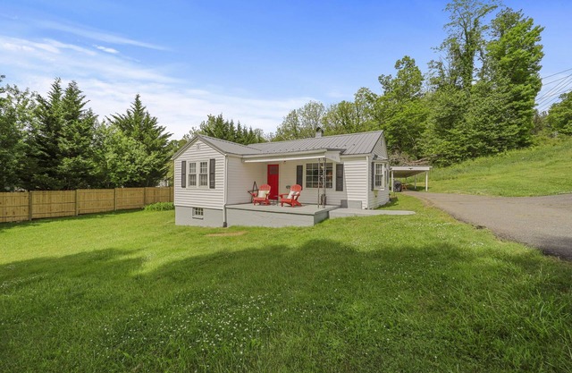 Barrett Place, 3BR, 1 Bath, Gem of Jefferson, NC 5 Minutes to West Jefferson