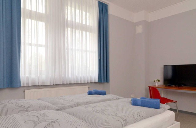 Barrier-free double room (with own. Bathroom) No. 1 - Hostel in Guben