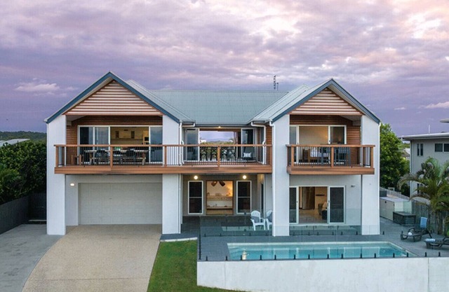 Barrier Reef Retreat - 4BR w/ Pool 1 min to Beach