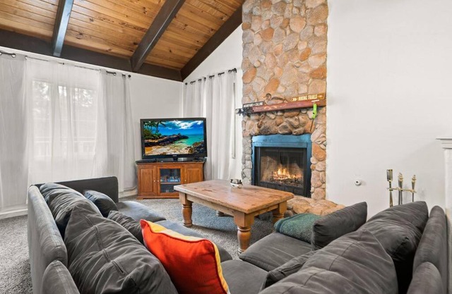 ~BarryBear House~ Mountain lake retreat