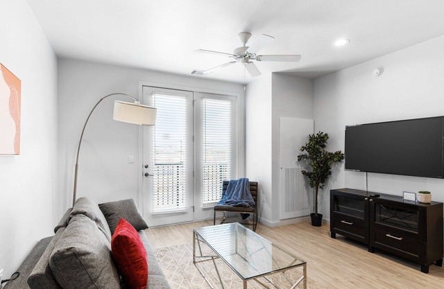 Barsala - Cozy 1BD w/ modern kitchen, pool, gym, and parking