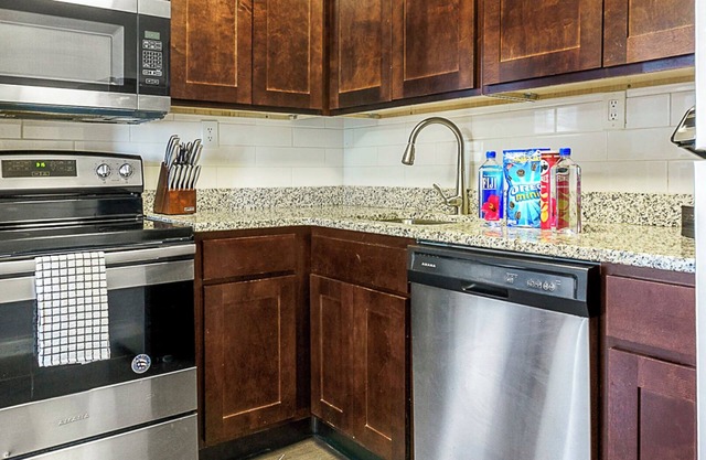 Barsala l 1BD, Professionally managed and cleaned with stylish kitchen