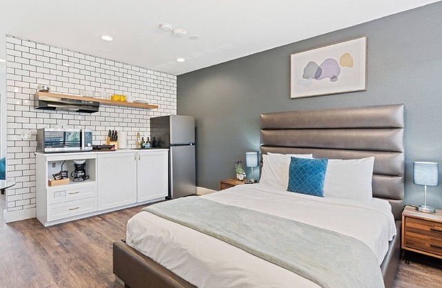 Barsala | Modern Studio; BBQ area, sports court