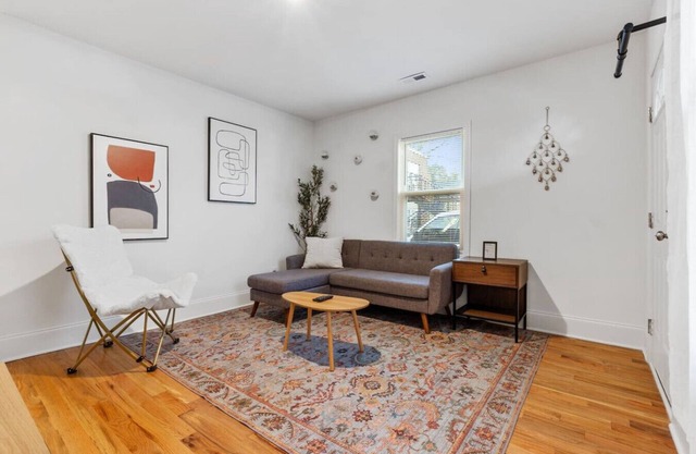 Bart St Bungalow- Pet Friendly!