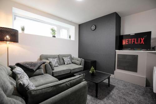 Bartlam Place, Sleeps 6, Central Oldham - By NMB Property