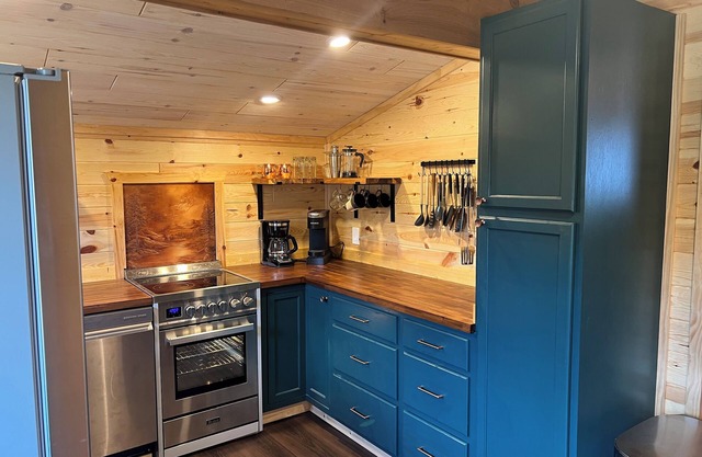 Base Camp - Cozy 2-bed with ORV trail access. Fully fenced-in and dog-friendly