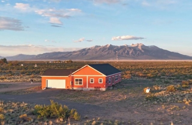 Base Camp Ranch House. One-of-a-kind 3 bedroom, 4 bath house. Inside Alamosa's #1 Campground