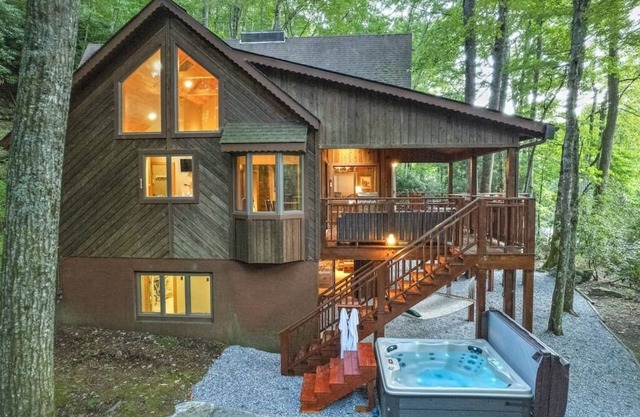 Basecamp Cabin: RIVER . HOT TUB . HIKE