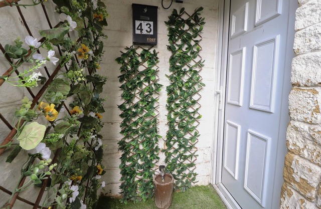BASEMENT FLAT 43, pet friendly in Haworth