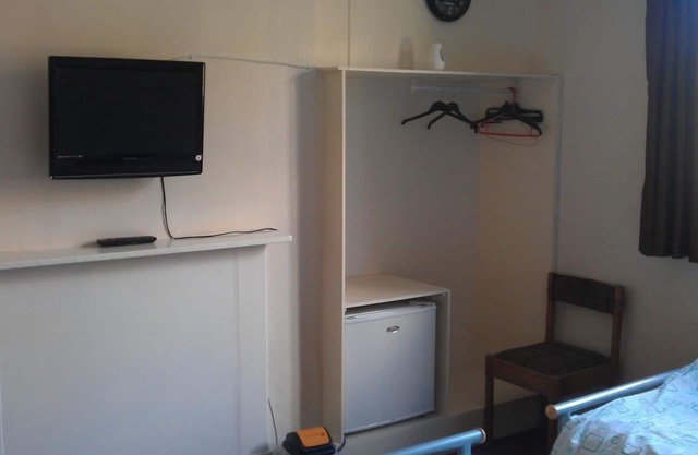 Chambre d'hôtes de base dans un établissement public de village