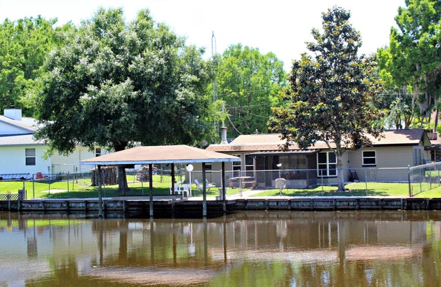 Bass Fishing Vacation Rental - Lake Istokpoga - Fisherman Bienvenue!