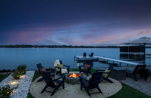 NEW! Lakefront, Private pier, Kayaks/Paddleboards