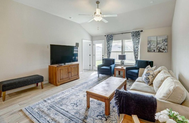 Bastrop Home with Yard, 28 Mi to Austin!