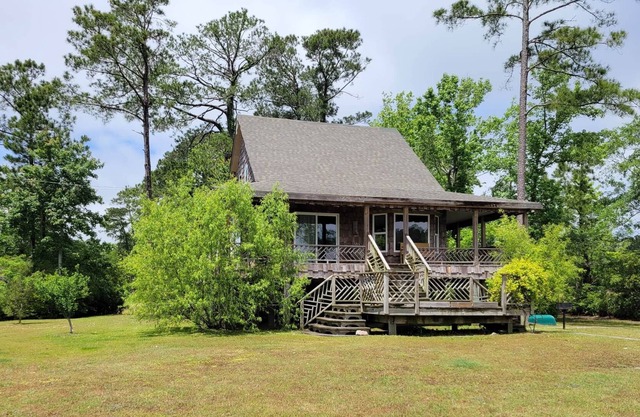 Peninsula Pier House sur l’île de Kilby est une cabane rustique de 2 chambres sur la rivière Pamlico