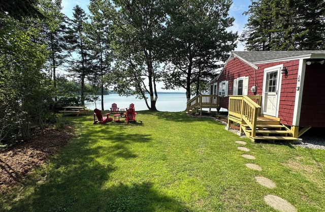 Batten's ReTreat Cozy 2-BR Brooklin Maine waterfront cabin - WiFi, kayaks, grill