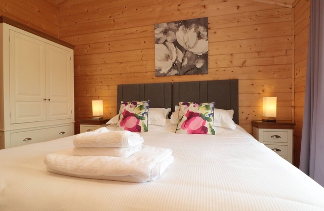 BATTLEBURN LODGE, pet friendly, country holiday cottage in Nafferton