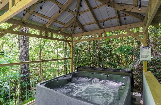 Bavarian Cabin - 2 Bedrooms, 8 Minutes to Dahlonega, Hot Tub, Game Room