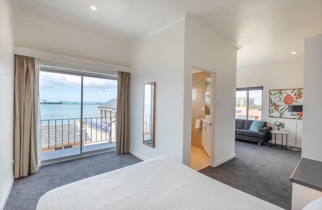 Bay 10 - Suites and Apartments