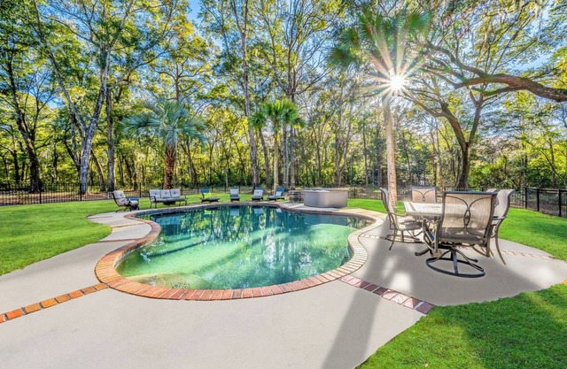 Bay Breeze Manor: Pool & Hot Tub, Waterfront
