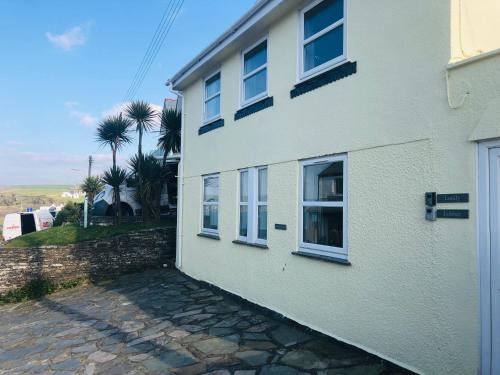 Bay House Lundy Port Isaac Apartment with Sea Views & Parking