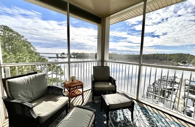 Bay John 406 Water Front 3/3 near shopping, dining, & boat friendly!