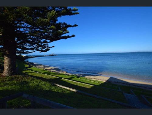 Bay Lodge 1-Cheapest in Kangaroo Island in Esplanade on Buller St Kingscote