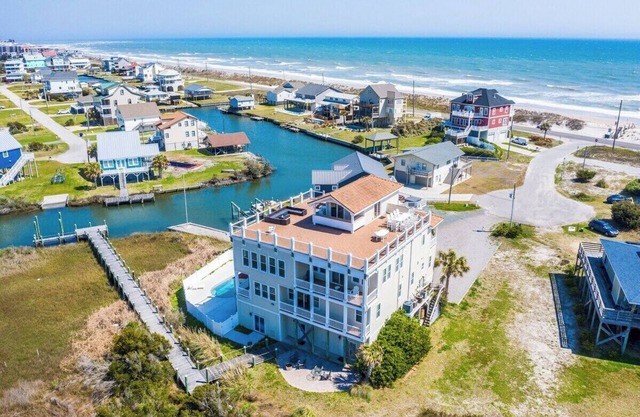 Bay Manor - Top tier home with everything to offer - Private Pool - Roof Top hot tub