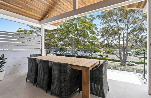 Bay Retreat Villa - Stay with up to 20 guests in central Nelson Bay location