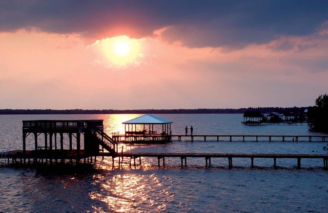 Bay Tree Lake Waterfront Home près de White Lake NC dort 12