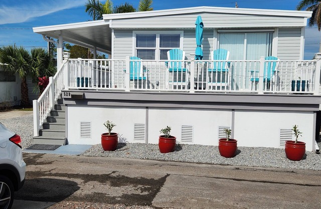 Bay view, 3 min walk to Gulf beach, shared pool, wash & dryer, free WIFI plus.
