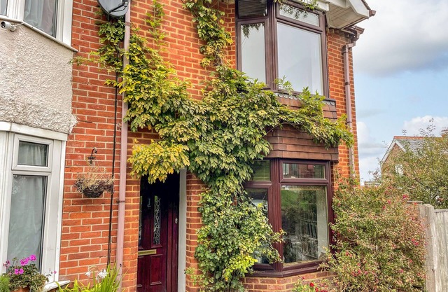 BAY VIEW, country holiday cottage, with a garden in Swanage