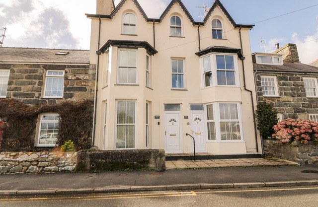 BAY VIEW, pet friendly, character holiday cottage in Criccieth